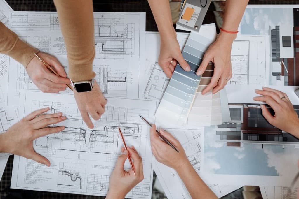 Arbeitsmaterialien und Farbmuster bei der Innenraumplanung