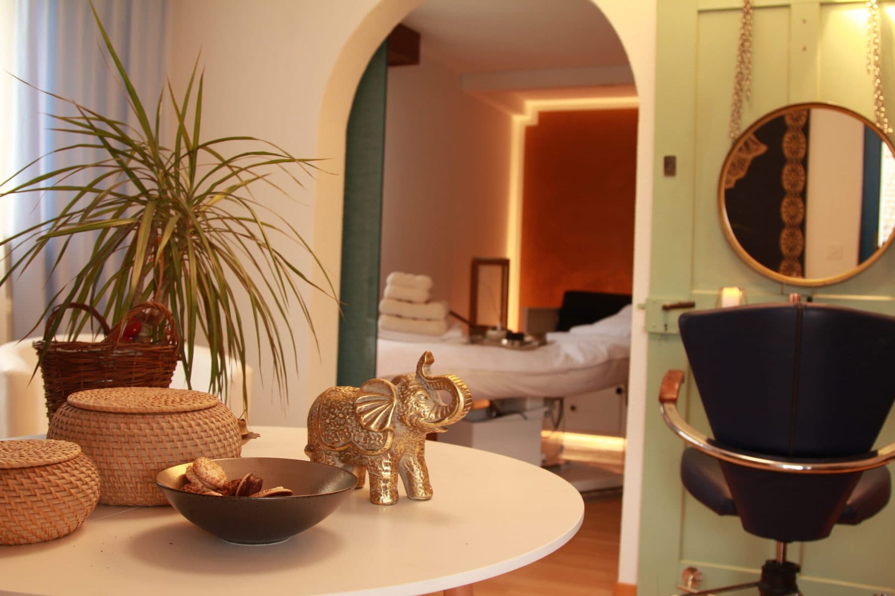 Empfangsbereich eines Beauty-Salons mit Blick in den Behandlungsraum