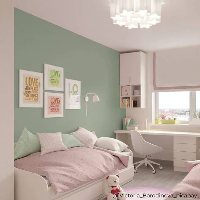 Mädchenzimmer mit mintgrüner Wand, Tagesbett und Schreibtisch am Fenster