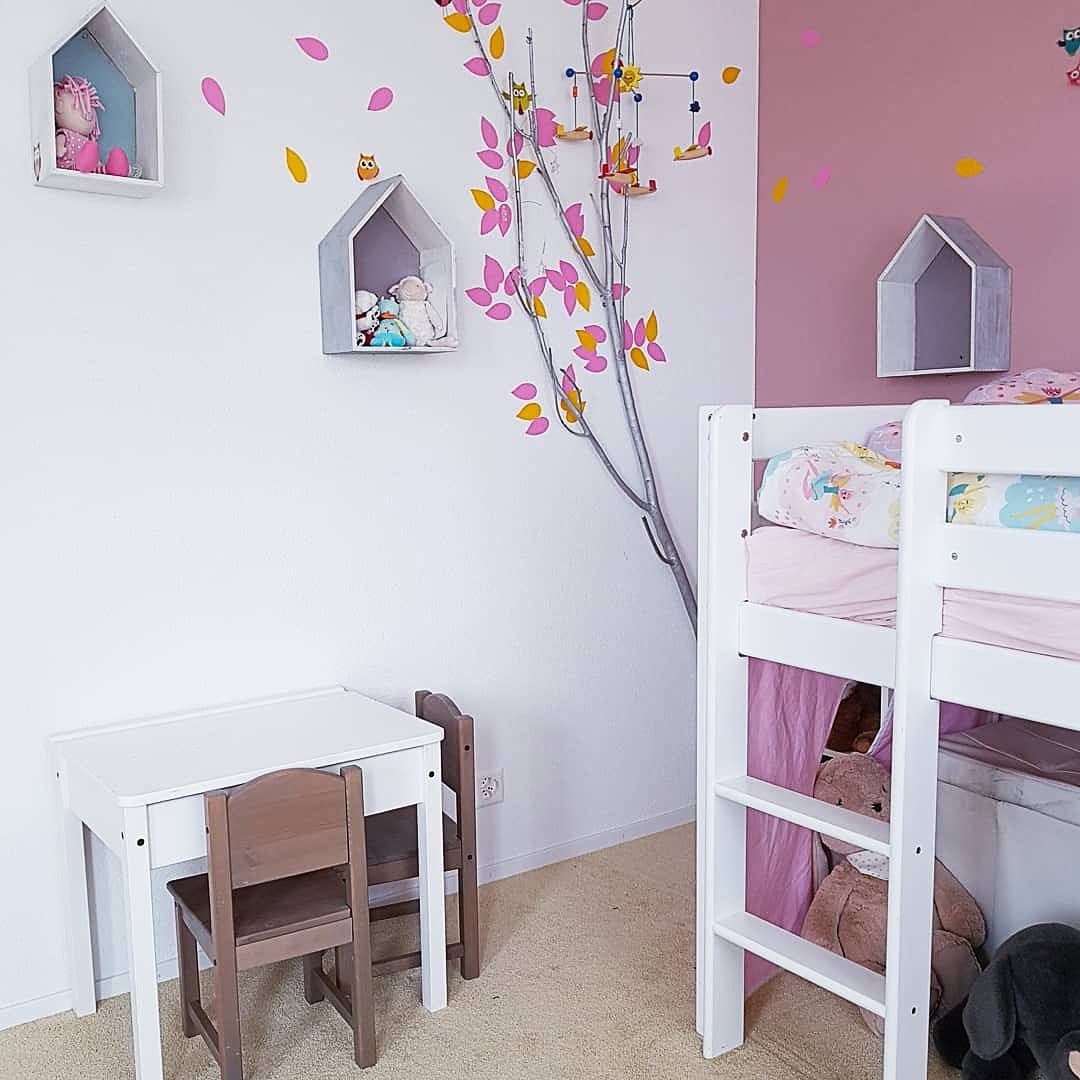 Kinderzimmer mit altrosa Wand, Ast-Dekoration, Hochbett und Kinderschreibtisch