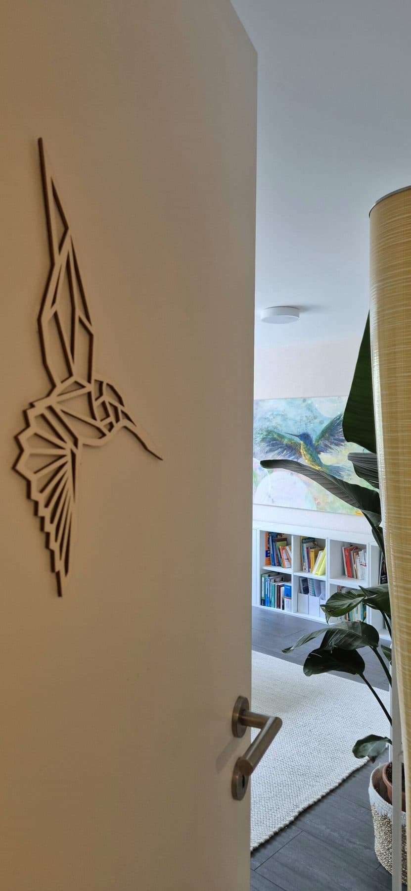 Eingang mit Holz-Kolibri an der Tür und Blick in den Arbeitsraum