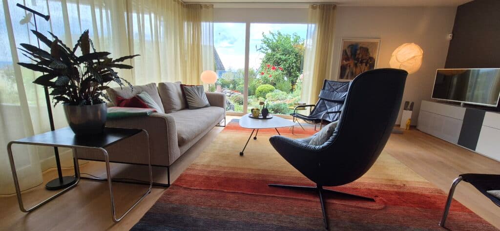 Wohnzimmer mit natürlichem Licht, Möblierung und Blick nach draussen